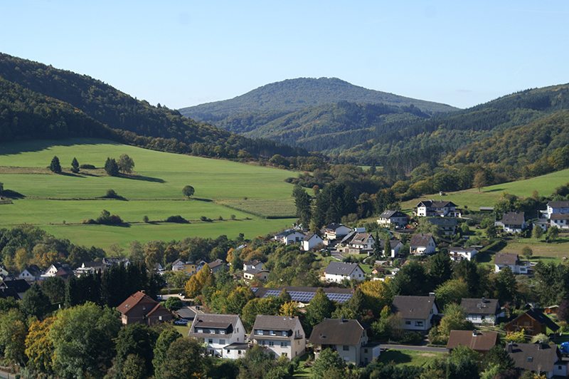 Blick auf Schuld, Aremberg und das grüne Tal (Foto: Hans-Joachim Schneider)