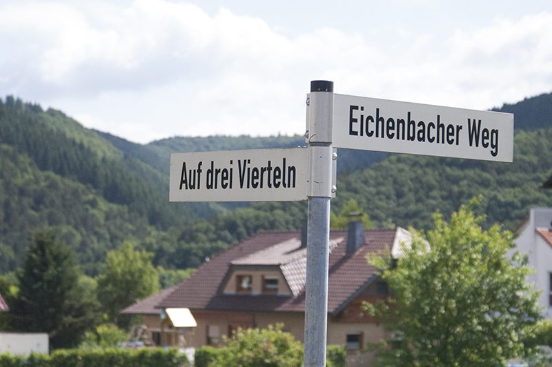 Straßennamen "Auf drei Vierteln", Straßenschild, Aremberg, Wershofen, Ahrtal, Wandern, oberes Ahrtal