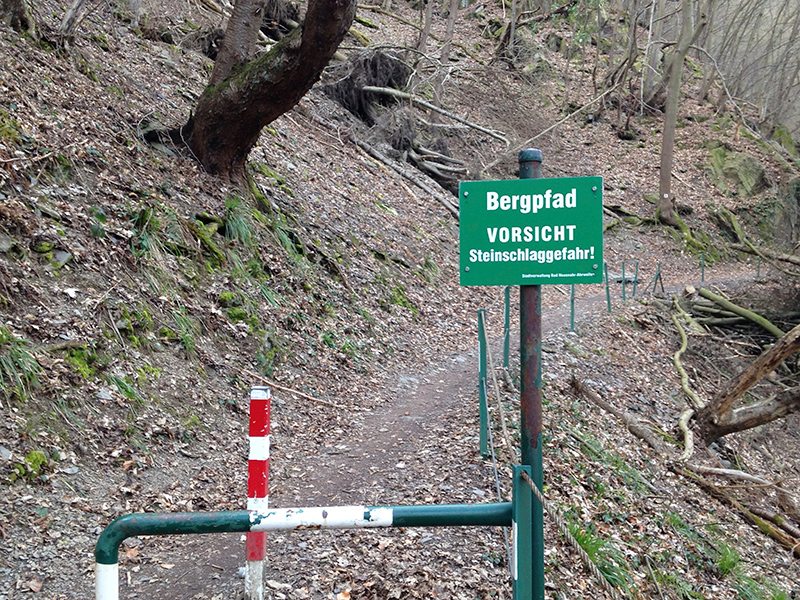 Schild mit der Beschriftung: Bergpfad Vorsicht! Versucht man so Wege aufzuwerten? Keine tatsächliche Gefahr (Foto: Hans-Joachim Schneider)