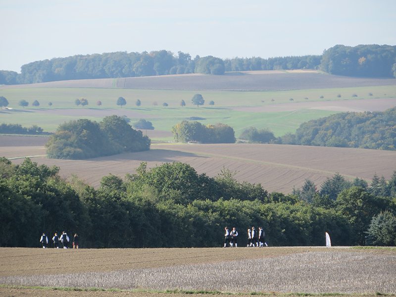 Blick über die Felder: Das örtliche Musikkorps auf dem Weg zum Brückenkopf (Foto: Hans-Joachim Schneider)