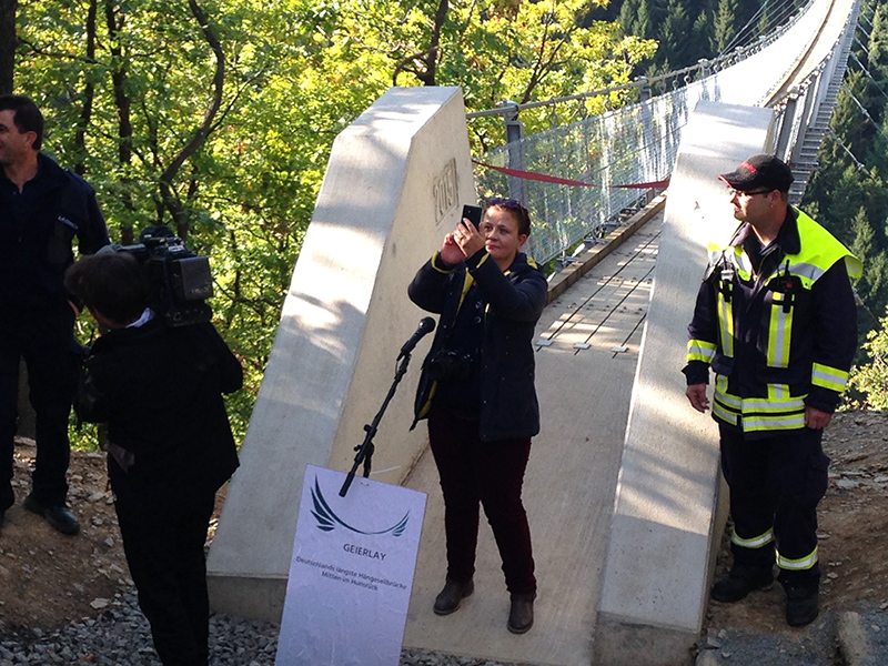 Pressevertreterin vor der noch gesperrten Brücke? Seit wann macht die Presse Selfies? (Foto: Hans-Joachim Schneider) 