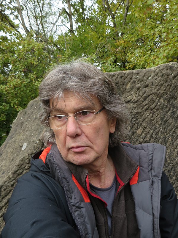 Hier steht ein Bild mit dem Titel: Ich so, auf dem Königsstuhl. Warum guck ich wieder so griesgrämig (Foto: Hans-Joachim Schneider)