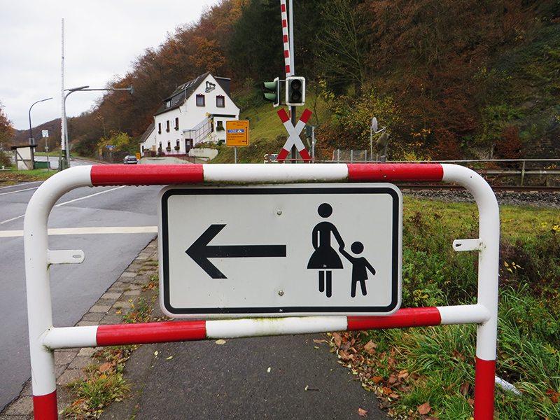 Hier steht ein Bild mit dem Titel: Nur Frauen mit Kindern hier nach links? (Foto: Hans-Joachim Schneider)