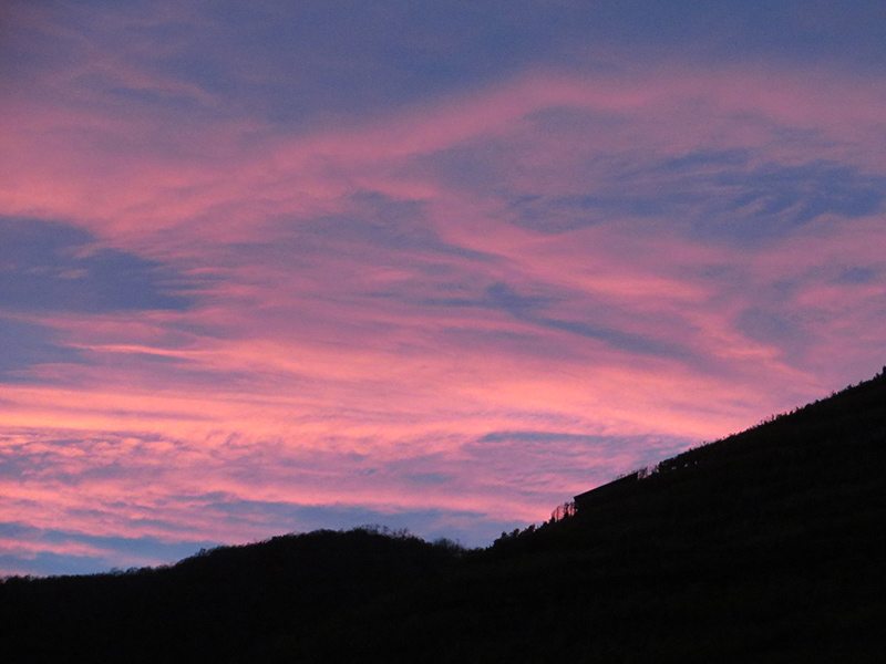 HImmel, rot, rosa Wolken: Ein Zeichen: Der Himmel brennt, während in Dernau die Martinsfeuer vorbereitet werden. (Foto: Hans-Joachim Schneider)