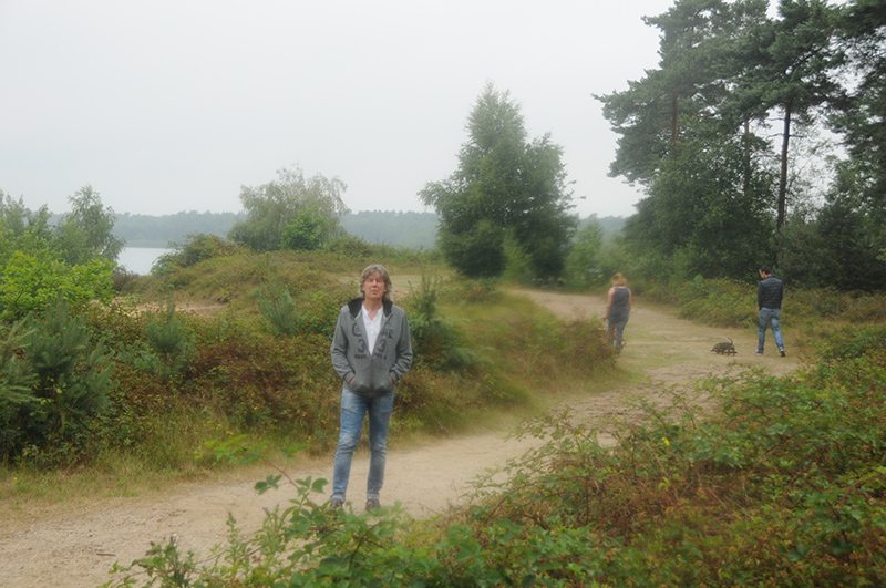 Hier steht ein Bild mit dem Titel: Verkehrte Welt in Holland: Zee ist Meer und Meer ist Zee oder wie: Ich jetzt hier am Reindersmeer (Foto: Britta Verhaag)