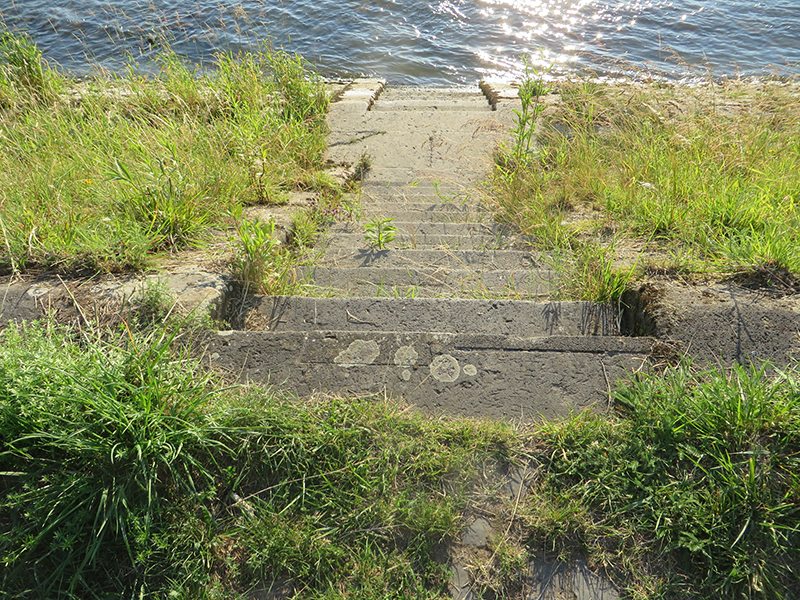 Hier steht ein Bild mit dem Titel: Wege zum Wasser – falls Du mit dem Rhein flirten willst (foto: Hans-Joachim Schneider)