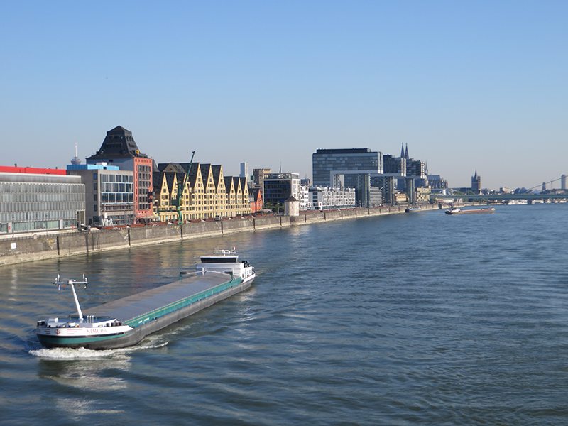 Hier steht ein Bild mit dem Titel: Rhein, Rheinbrücken, frühmorgens, Frühaufstehertour, Skaterplaza, Kranhäuser