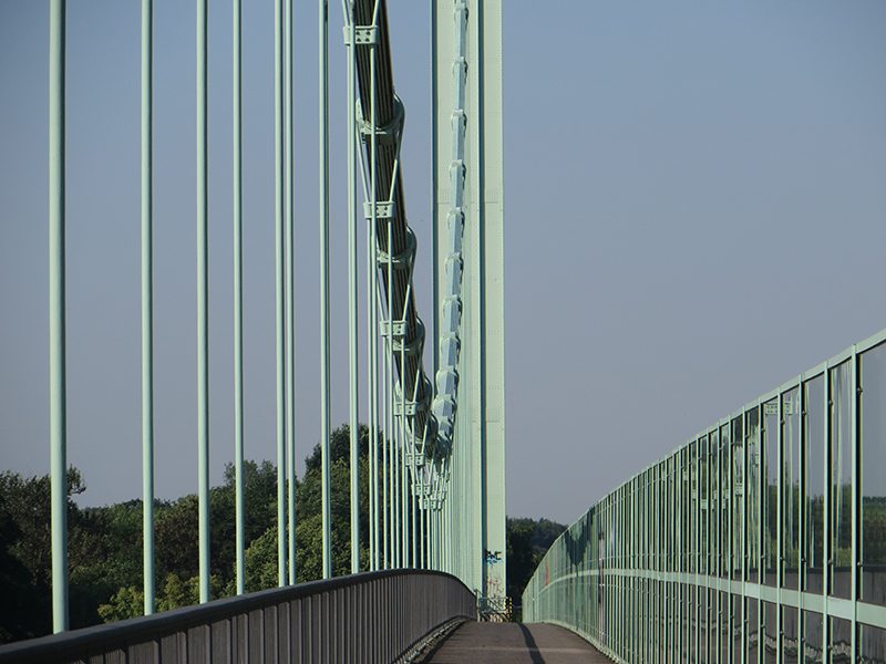 Hier steht ein Bild mit dem Titel: Für mich immer ein Wunderwerk der Technik – die Hängebrückenkonstruktion mit schmalen Pylonen und schweren Trageseilen (Foto: Hans-Joachim Schneider)