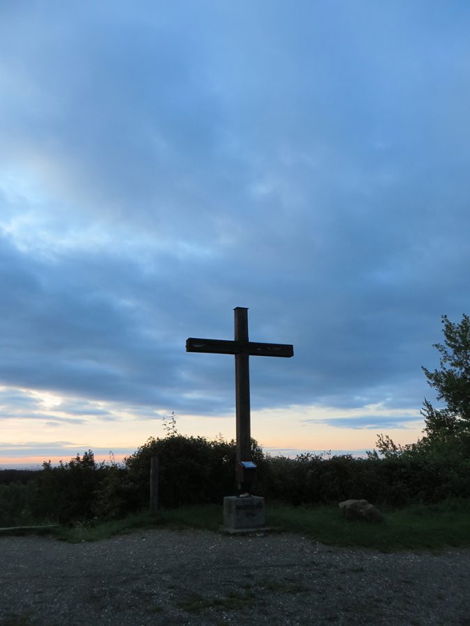 Das Gipfelkreuz, wie es sich dem Frühaufsteher präsentiert
