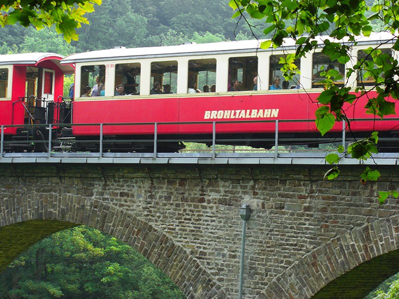 Die Brohltalbahn hat hier in Tönisstein am Jägerheim einen Haltepunkt (Foto: Hans-Joachim Schneider)