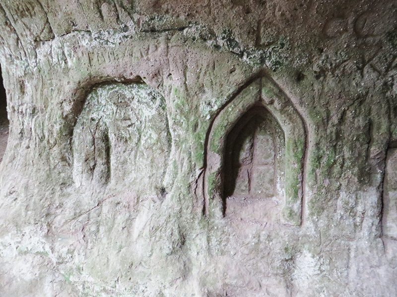 Im weichen Trass haben sich viele verewigt – zu sehen auf dem Traumpfad Höhlen- und Schluchtensteig
