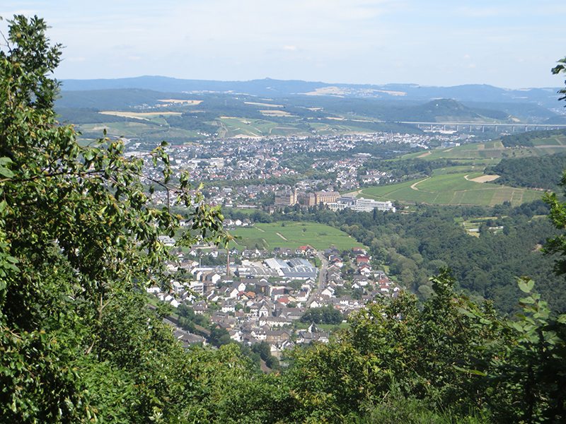 Vom Aussichtspunkt Kreisstadtblick fällt der Blick ins Tal, Ahrweiler liegt direkt am Fuße des Berges, dahinter Bad Neuenahr und die Autobahnbrücke der A61