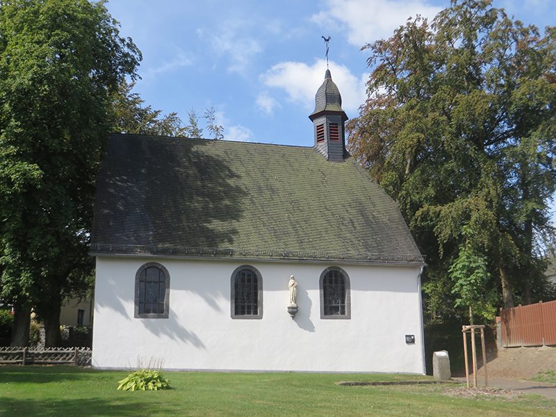 An der kleinen Waldkapelle (mitten in Kaisersesch) finde ich den ersten Hinweis auf den Zuweg Wilde Endert (Foto: Hans-Joachim Schneider)