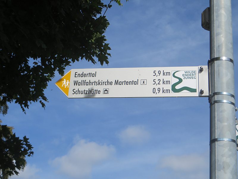 Direkt an der Wegkreuzung Trier Straße steht das erste Hinweisschild Zuweg Wilde Endert (Foto: Hans-Joachim Schneider)