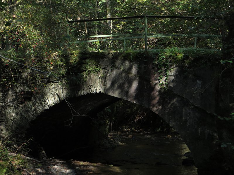 Eine alte Steinbogenbrücke über die Endert, alte Eisengelädner: Das alles signalisiert mir das Ende des wilden Teils des Enderttales