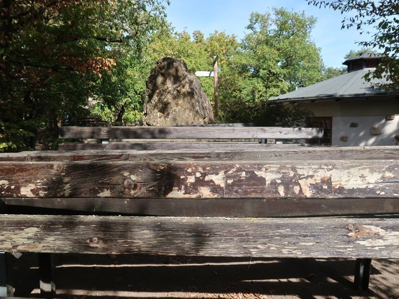 Leere Sitzbänke, rechts angeschnitten die Krausberghütte, alles menschenleer