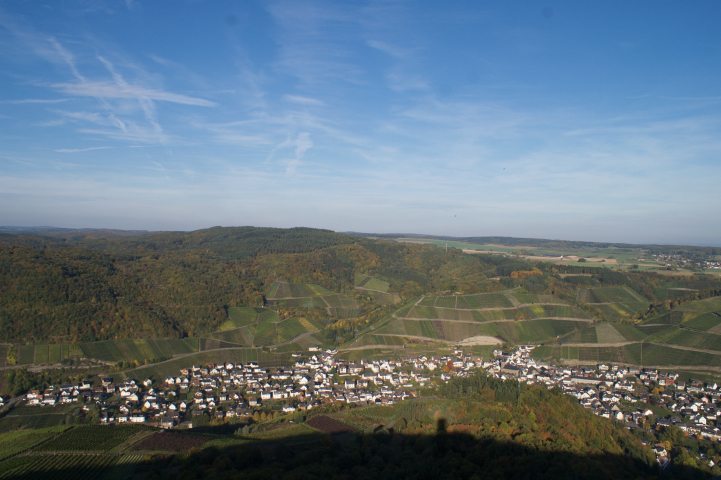 Blick vom Krausbergturm auf den Winzerort Dernau, dahinter die Weiberge, darüber spannt sich blauer Himmel