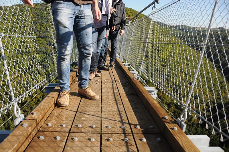 Hier steht ein Bild mit dem Titel: Auf dem Bild nicht gerade beim Bloggerwandern, aber auch auf der Geierley-Hängebrücke tun sie ihren Dienst, meine (Wander-)Straßenschuhe (Foto: Britta Verhaag)