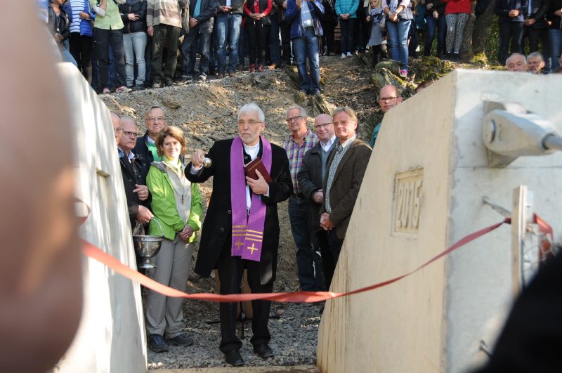 Die Geierlay-Hängeseibrücke wird vor der Eröffnung durch einen Priester feierlich gesegnet