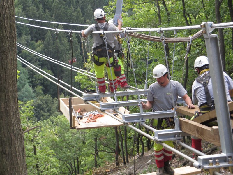 Ein Montageteam einer Schweizer Spezailfirma montiert die Bodenträger auf der Mörsdorfer Seite derGeierlay-Brücke 