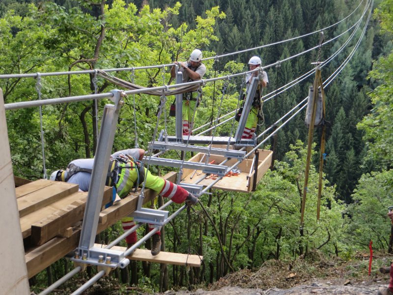 Die Montage der Geierlay-Hängeseilbrücke erfolgte durch die Mitarbeiter einer Schweizer Spezialfirma, darunter auch eine junge Frau