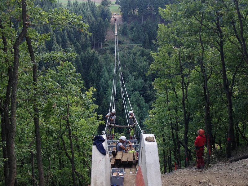 300 Meter weit schwingt sich die Geieray-Hängebrücke über das Tal in etwa 100 Metern Höhe