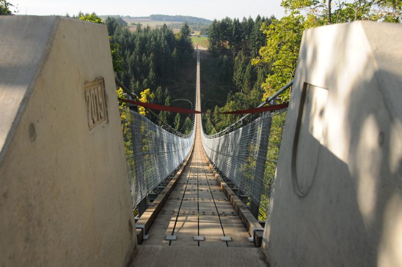 Das rote Band versperrt noch den Weg auf die Geierlay-Hängeseilbrücke