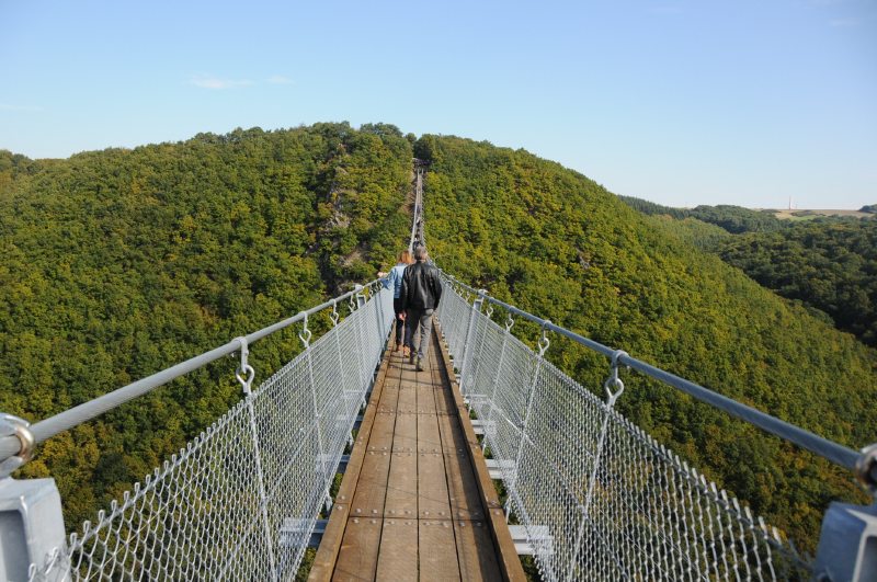 Hängeseilbrücke Geierlay, Es ist schon ein spannendes Erlebnis, und am eindrücklichsten ist es, wenn man in der Mitte dier Brücke etwa 100 Meter über dem Talboden steht (Foto: Hans-Joachim Schneider)
