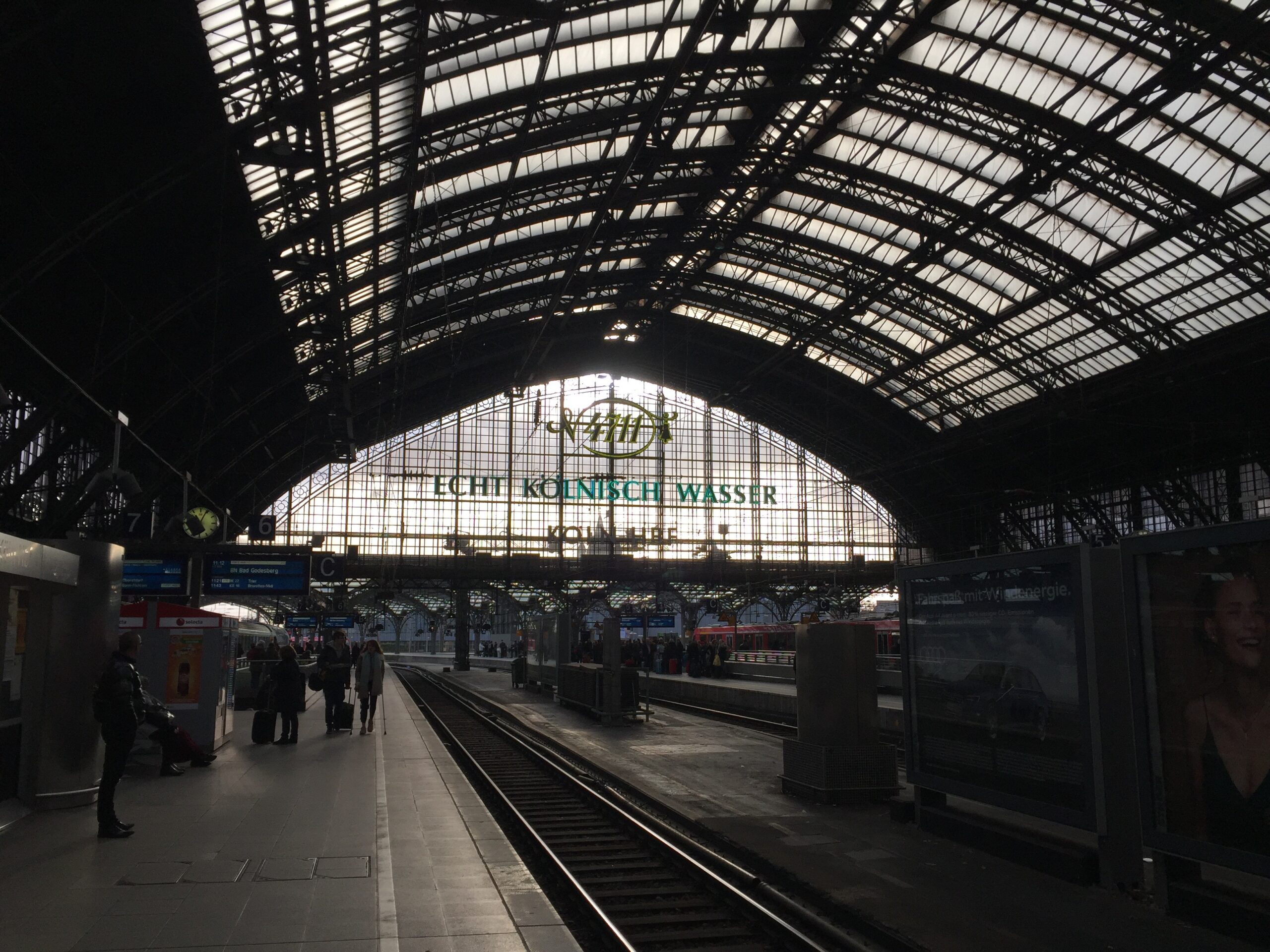 Große Bahnhofshalle mit denkmalgeschützten Glasdach.