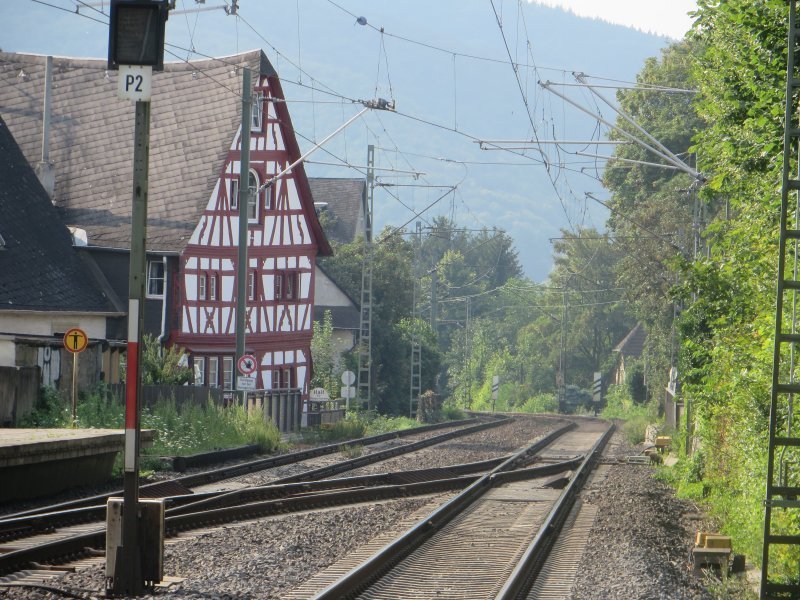 Geleise, Rhens, Bahnhof, Fachwerk, Fachwerkhaus: Das alte Fachwerkhaus wacht über die Gleise der Rheinstrecke 