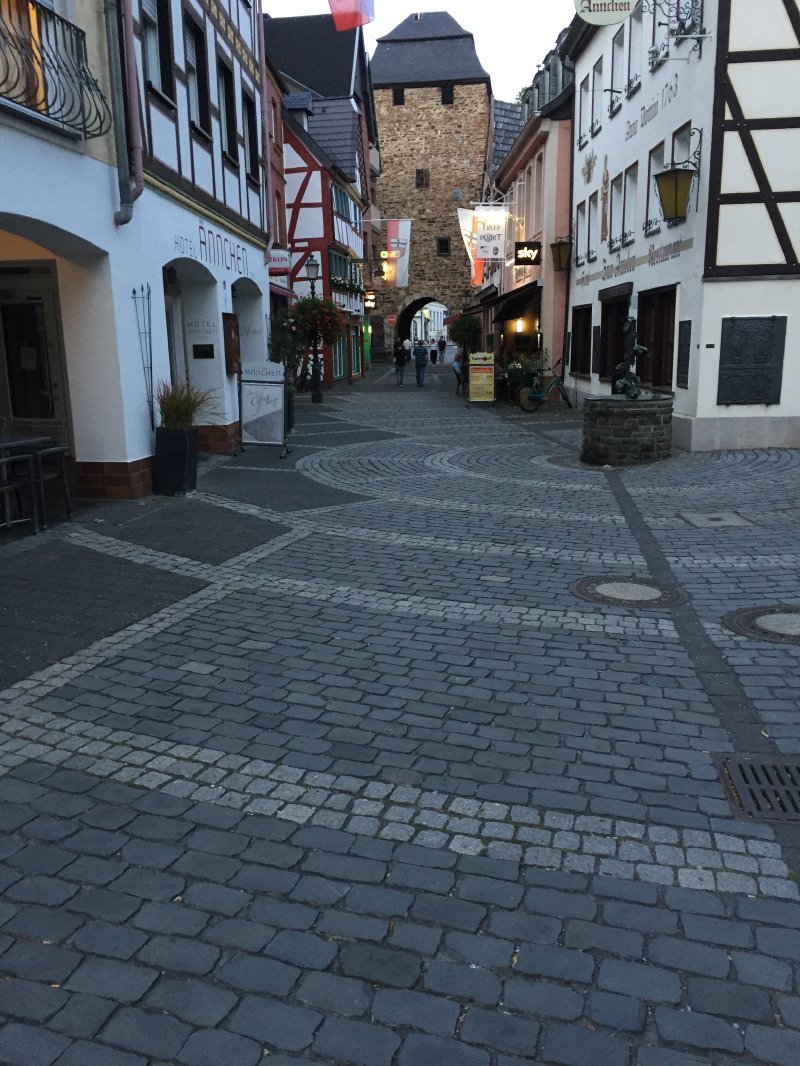 Ahrweiler, Altstadt, kopfsteingepflastertes Sträßchen in der Fußgängerzone.
