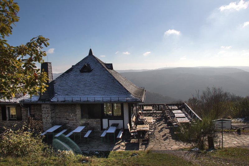 Das Steinerberghaus: Fast alpin anmutende Hütte am Rand des Steinerbergplateaus