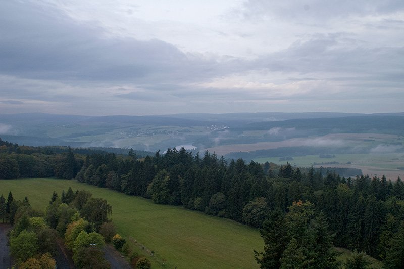 In der gegenüberliegenden Richtung grüßen die Steinbachtalsperre und das alte Köhlerdorf Langweiler (Foto: H.-J. Schneider)