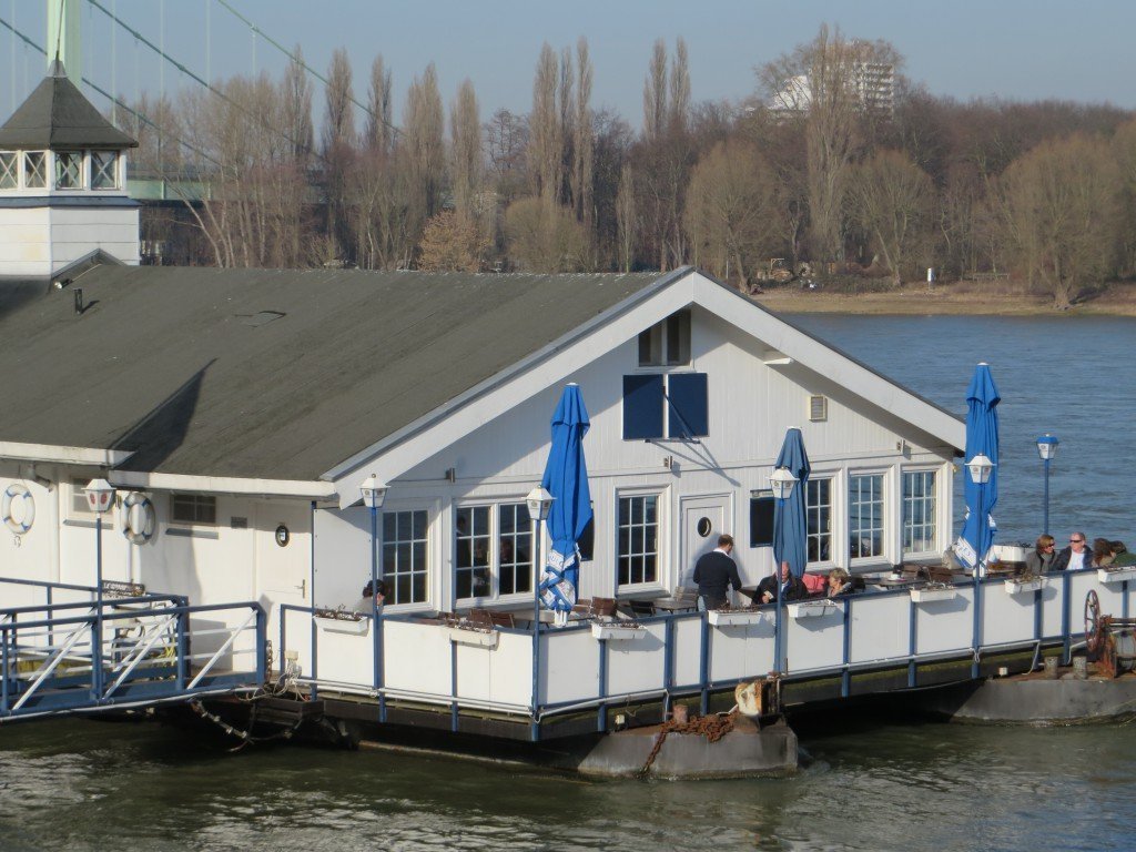 Restaurantschiff am Rheinufer, in der Sonne draußen sitzen und Kaffee trinken