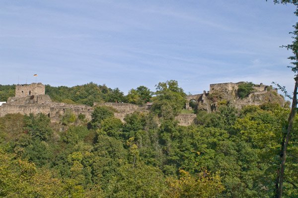 Blick auf die große Ruine der Schmidtburg von unterwegs