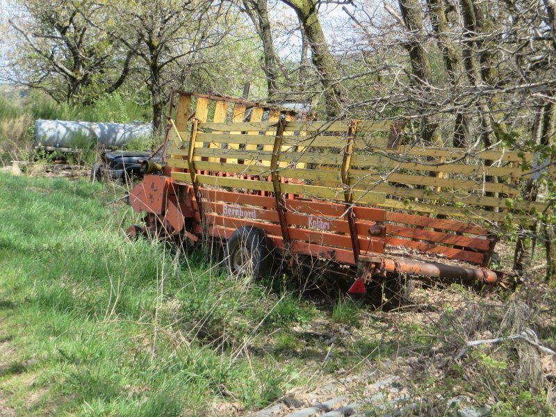 Erntewagen und anderes ausgedehntes Gerät wird einfach im Wald entsorgt.