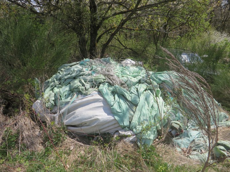 Plastikplanen, Kunststoffnetze und etliches mehr am Waldrand 