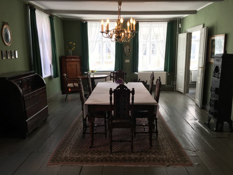Großer Raum mit den originalen Tischen und Stühlen aus der Zeit Theodor Storms