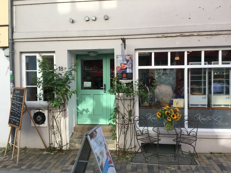 Kleines buntes Künstler-Café im Herzen der Husumer Altstadt