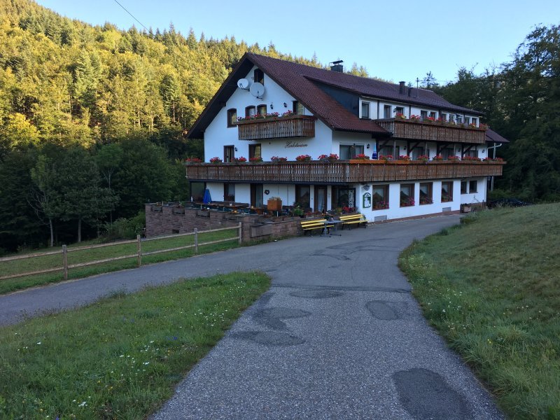 Ein Gasthaus am Berg, mitten in grünen Wiesen