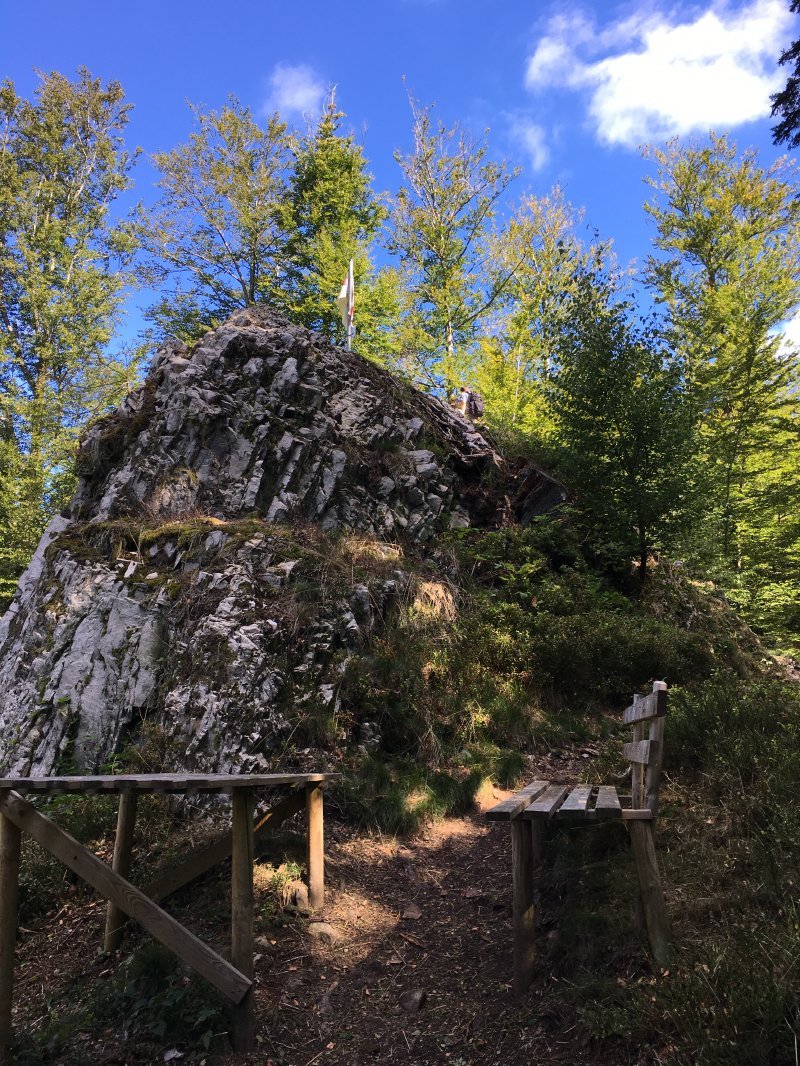 Ein einzelner Felsbrocken, vielleicht fünf Meter hoch, erhebt sich über dem Himmelssteig