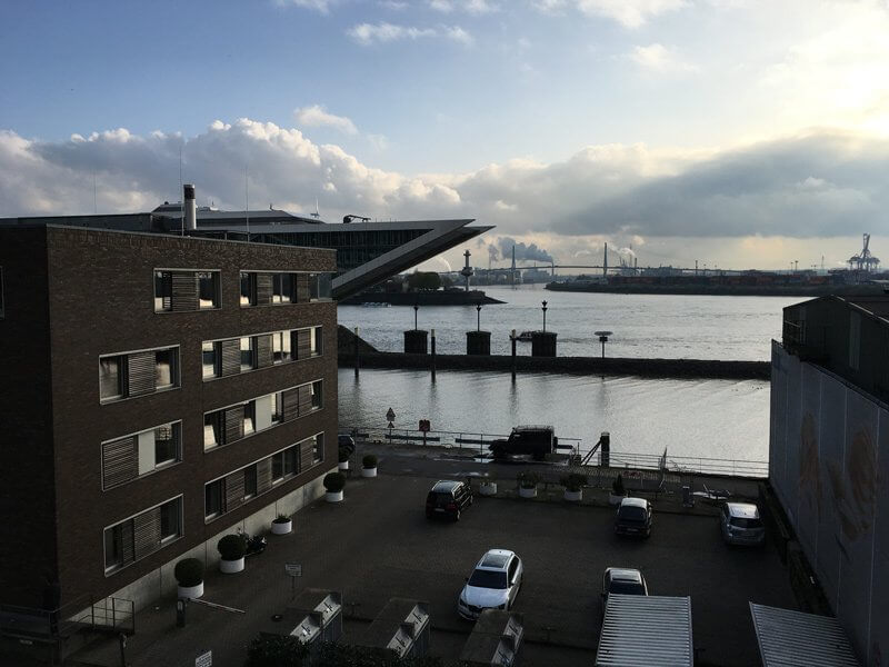 Blick auf die Elbe, das Dockland-Haus und die Kräne im Hintergrund