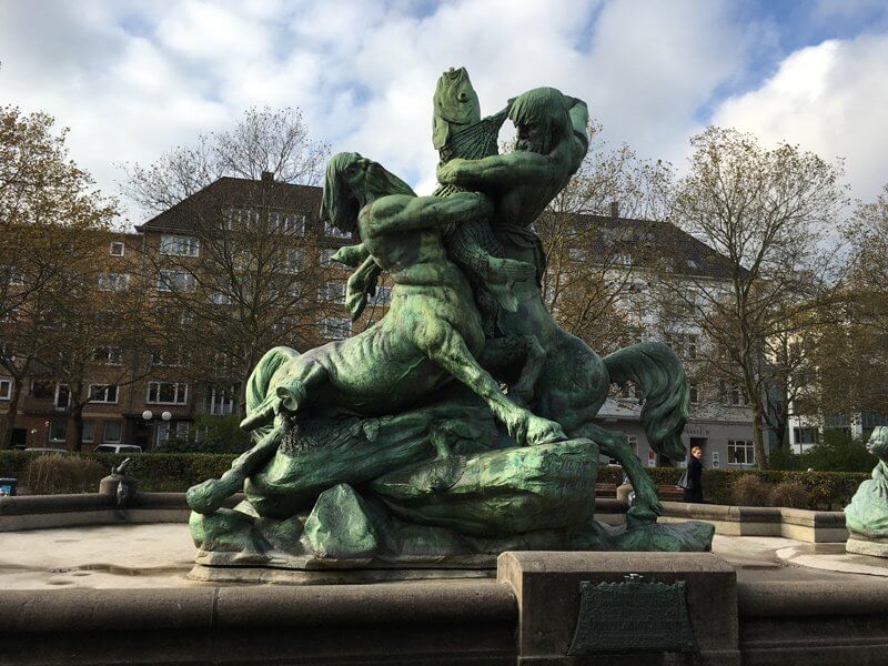 Große Skulptur auf dem Platz der Republik, zwei Centauren streiten sich um einen großen gefangenen Fisch